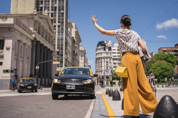 Exchanging currency with a taxi driver in Buenos Aires is probably not a great idea.