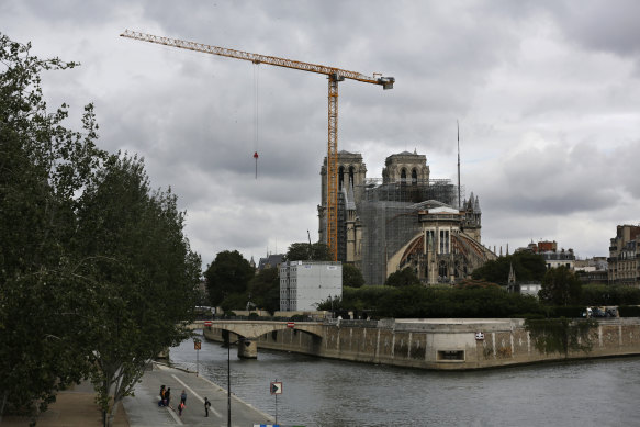 Temmuz 2020'de Notre Dame Katedrali'nden bir görünüm. Yangından önceki haliyle yeniden inşa edilecek.