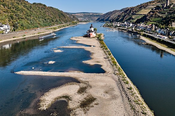 Low water levels near the Zollburg Pfalzgrafenstein toll castle in the middle of the Rhine in Kaub.
