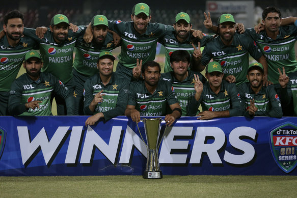 Pakistan playes pose with the trophy after beating Australia in the third one-dayer.