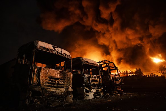 حرب الولايات المتحدة وإيران كما حدثت: تم تعيين Mojtaba Khamenei ابن علي خامنئي زعيماً أعلى جديداً؛ تسقط الأمطار الحمضية في طهران؛ تم محو ما يقرب من 90 مليار دولار من ASX؛ ارتفاع عدد القتلى في إيران