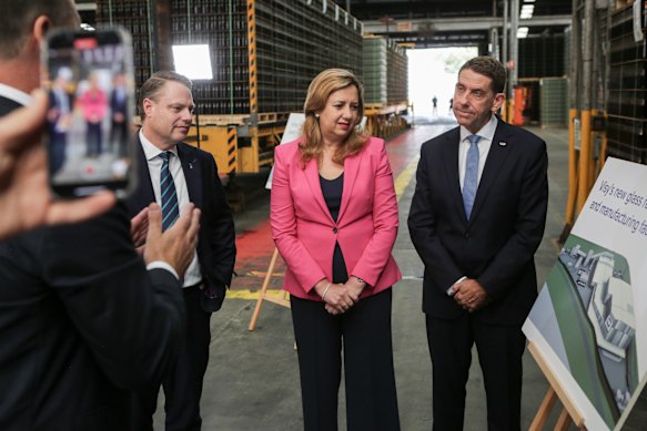 Lord Mayor Adrian Schrinner touring the Visy site in 2022 with then-premier Annastacia Palaszczuk and then-treasurer Cameron Dick.