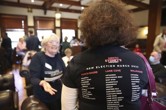 Local community and interest groups meet up at Crows Nest Hotel to discuss a ‘teal push’ at the upcoming NSW State Election.