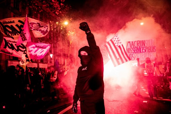 Küçük maskeli aktivist grupları, 2019'da önerilen emeklilik reformuna karşı protestolar sırasında bir Paris yürüyüşünün kenarlarında mağaza camlarını kırdı, ateşe verdi ve meşaleler fırlattı.