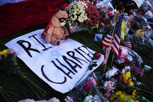 Tributos são deixados para Charlie Kirk na Universidade de Utah Valley, onde foi baleado.