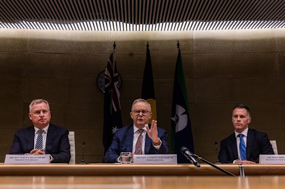 O primeiro-ministro de NSW, Chris Minns (R), disse que o envelhecimento da população continuaria a desafiar os sistemas de saúde.