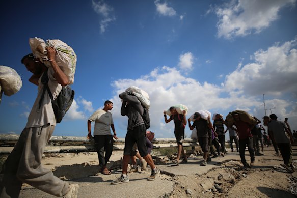 Warga Palestina berduyun -duyun ke titik distribusi bantuan yang didirikan di koridor Netzarim dengan harapan menerima bantuan kemanusiaan terbatas di Deir Al Balah, Gaza.