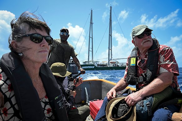 Bunny McDiarmid and Henk
Haazen on the motorboat transporting the crew and passengers of the Rainbow Warrior III to Mejatto Island.