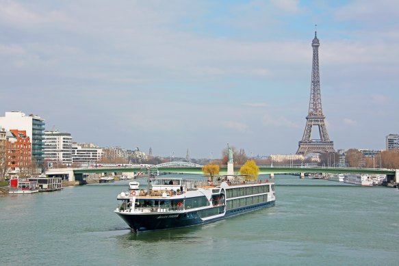 Avalon Waterways’ Tapestry II departs from Paris, destination Le Havre.