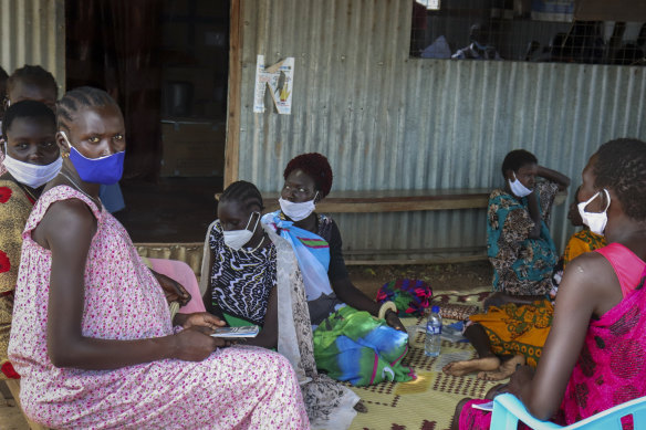 Güney Sudan'ın Lakes State eyaletine bağlı Mingkaman köyündeki Mingkaman Üreme Sağlığı Kliniği'nde anne adayları yerde oturmuş aylık kontrol için bekliyor.