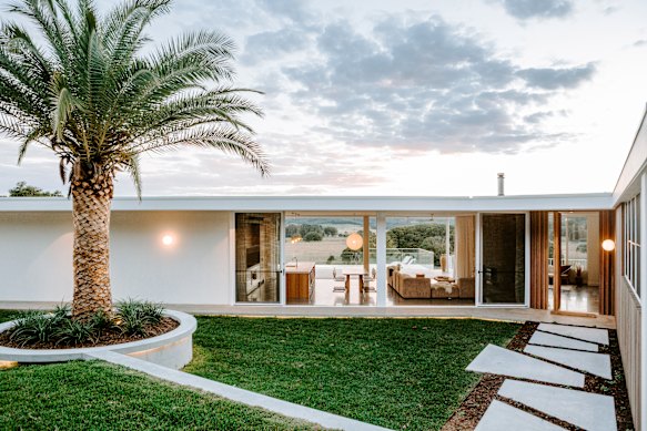 Vintage style doesn't have to be all patterned prints and shag rugs. 