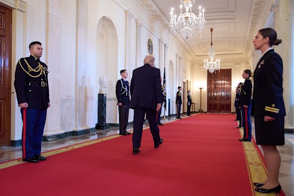 புதிய கட்டண ஏற்பாடு செவ்வாய்கிழமை நள்ளிரவு 12.01 மணிக்கு (வாஷிங்டன் நேரப்படி) அமலுக்கு வர உள்ளது.