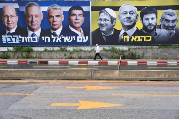 An anti-Netanyahu billboard for the March 2019 elections shows the prime minister (third from right) surrounded by far-right associates against the yellow-and-black colours of the banned Kach party and the slogan “Kahane Lives”.