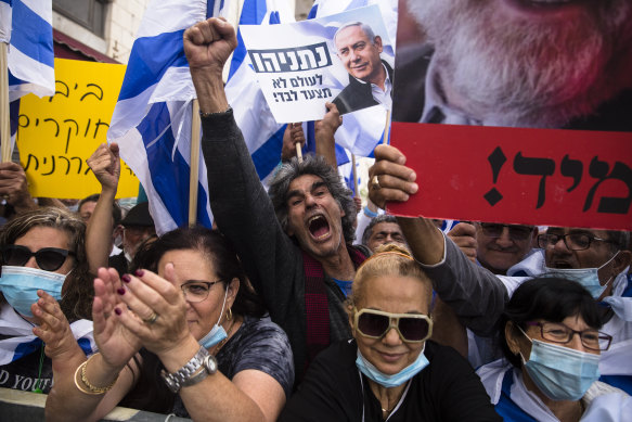 Israelis protest in support of Prime Minister Benjamin Netanyahu near the district court in Jerusalem on Sunday.