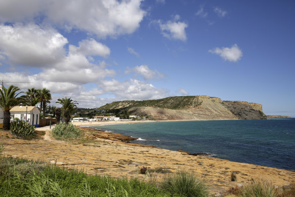 Portekiz'in Algarve kıyısındaki Praia da Luz'daki kıyı şeridinden bir görünüm.