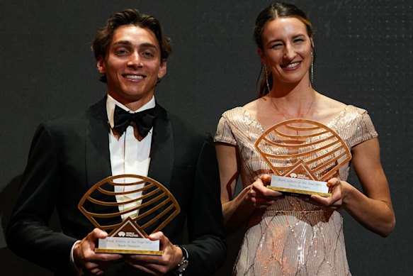 Olyslagers e Mondo Duplantis apresentam seus prêmios.