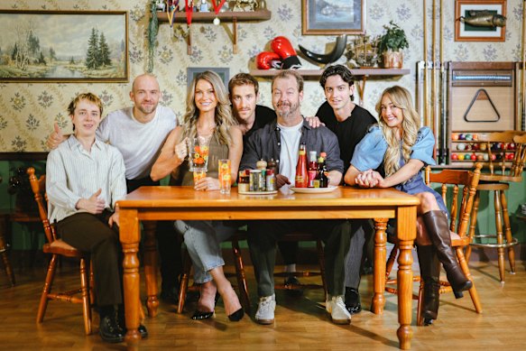 The Castle On Stage의 출연진은 Dale 역의 Ed Oxenbould, Steve 역의 Marcus McKenzie, Sal 역의 Christie Whelan Browne, Wayne 역의 Joel Jackson, Darryl 역의 Justin Smith, Con 역의 Roman Delo, Tracey 역의 Stephanie Graham입니다. 