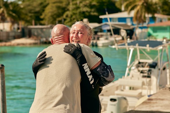Lynne McGranger abraza a Paul de Gelder en el nuevo reality show de Nine, Shark.