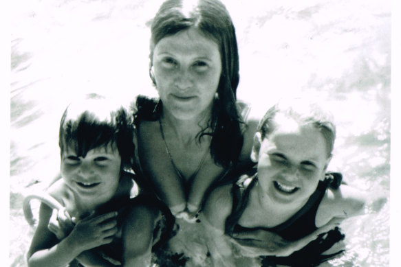 Funder (right), with brother Hugh and
mum Kathleen in 1970.