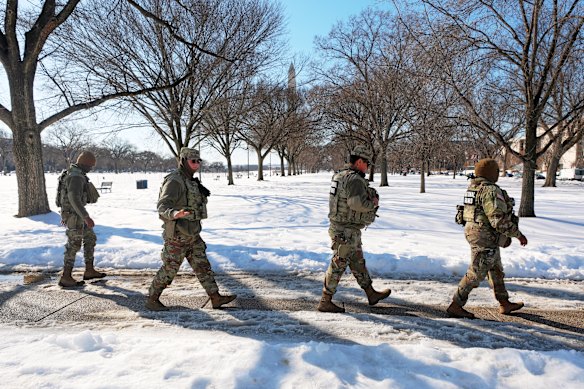 El año pasado, Donald Trump envió la Guardia Nacional a Washington. Aquí están patrullando el National Mall a principios de febrero.