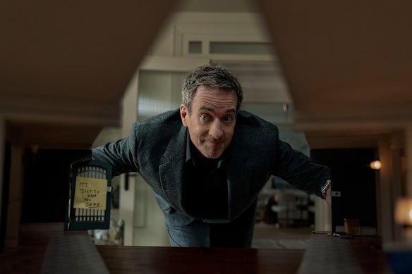 Matthew Macfadyen as scientist husband Les.