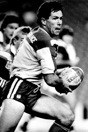 Folkes in action for the Bulldogs versus the Roosters at the Sydney Football Stadium in 1988.