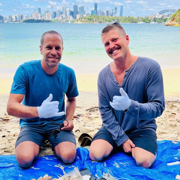 O cantor americano Jack Johnson, à esquerda, limpando esta misteriosa praia portuária.