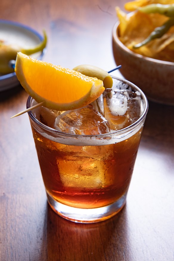 El Ca-Lee-Mo-Cho (también escrito como kalimotxo) es un sencillo sorbo español que contiene partes iguales de vino tinto y cola. 