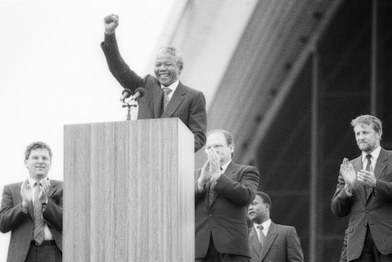 Mandela slipped away from his itinerary, which included an appearance at the Sydney Opera House, to meet Indigenous representatives.