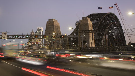 Tens of thousands of motorists a day will have to pay extra in tolls if the state government decides to impose two-way charging on the Sydney Harbour Bridge and Tunnel.
