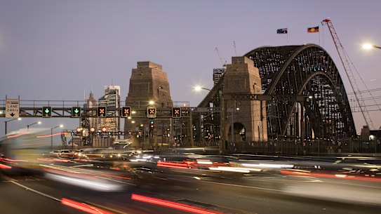 Tens of thousands of motorists a day will have to pay extra in tolls if the state government decides to impose two-way charging on the Sydney Harbour Bridge and Tunnel.