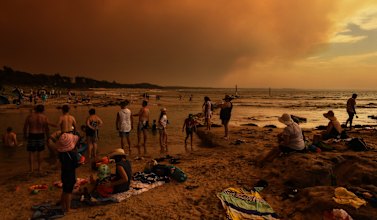 Scenes from Currarong Beach in the Shoalhaven as the Currowan fire closed in, 2019.
