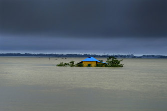 Een huis is vorige maand gestrand door overstromingen in Sylhet, Bangladesh.