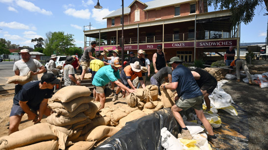 Volunteers sandbag Beechworth Bakery at Echuca on Wednesday.