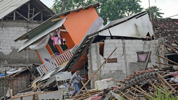 Les bâtiments ont été détruits après le tremblement de terre à Java.