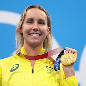  Emma McKeon celebrates Olympic gold.