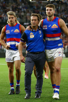 Luke Beveridge with players after the 2021 Grand Final defeat.