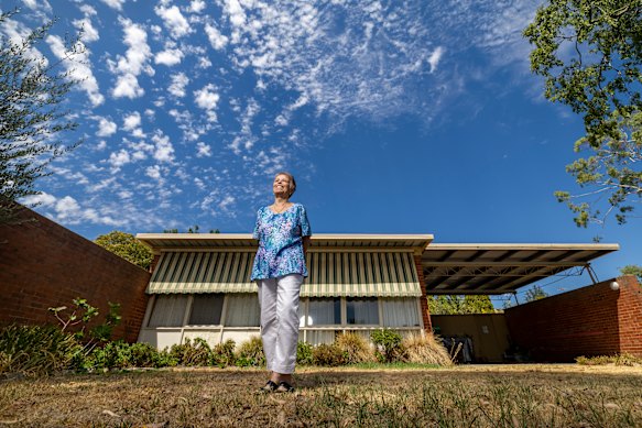 Christine Spencer do lado de fora de sua casa projetada por Robin Boyd em Wangaratta.