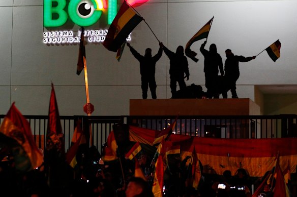 Police officers join anti-government protests in La Paz on Saturday.