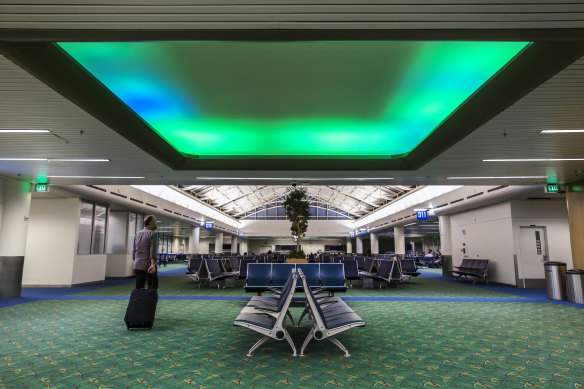 Portaurora at Portland’s airport in the US allows passengers to relax under an approximation of the northern lights..