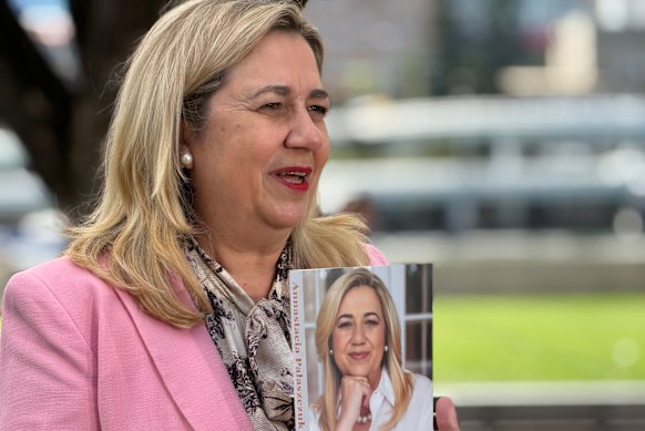 La ex primera ministra de Queensland, Annastacia Palaszczuk, con sus memorias The Politics of Being Me en South Bank el martes.