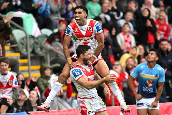 Dragons stars Tyrell Sloan and Ben Hunt celebrate a try.