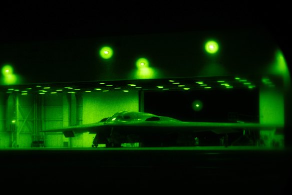 Gambar Angkatan Udara AS menunjukkan pembom B-2 yang disiapkan untuk operasi Midnight Hammer, yang melanda situs nuklir utama Iran.