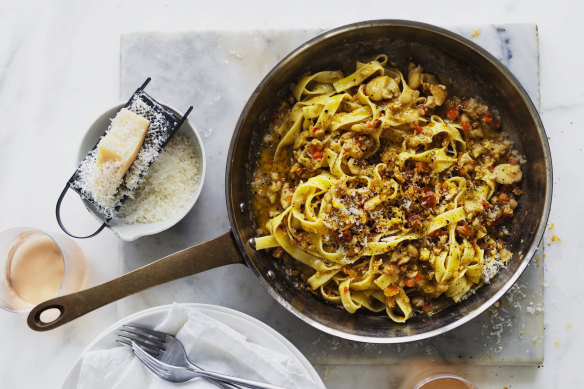 Fettuccine with dried broad beans.