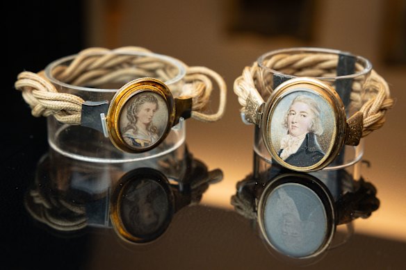 Los retratos del terrateniente colonial John Blaxland y su esposa Harriott están sujetos con cuerdas hechas con sus cabellos trenzados. Los accesorios para el cabello como este eran tratados como reliquias familiares.