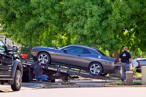 Um silver dodge é rebocado da casa da família de Tyler Robinson, em Utah, na sexta -feira.