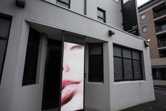 Segundo fontes, pelo menos dois oficiais superiores foram filmados no local do Stiletto e receberam serviços gratuitos.