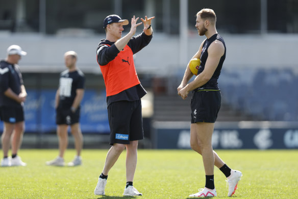 Carlton’s senior assistant coach Ashley Hansen gives directions to Harry McKay.