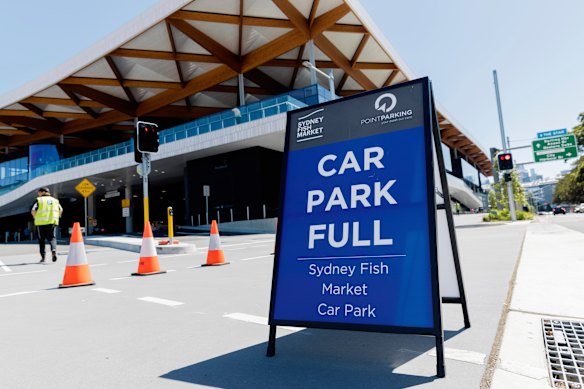 Placa completa na entrada do estacionamento subterrâneo do mercado de peixe na manhã de domingo. 