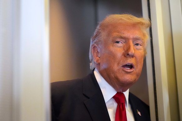 Il presidente Donald Trump parla ai giornalisti mentre viaggia a bordo dell'Air Force One durante il fine settimana. 